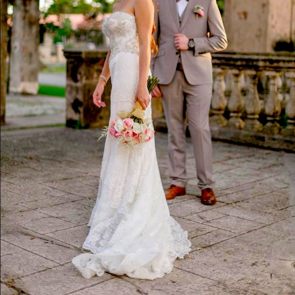 Beautiful wedding dress used only 5 hours